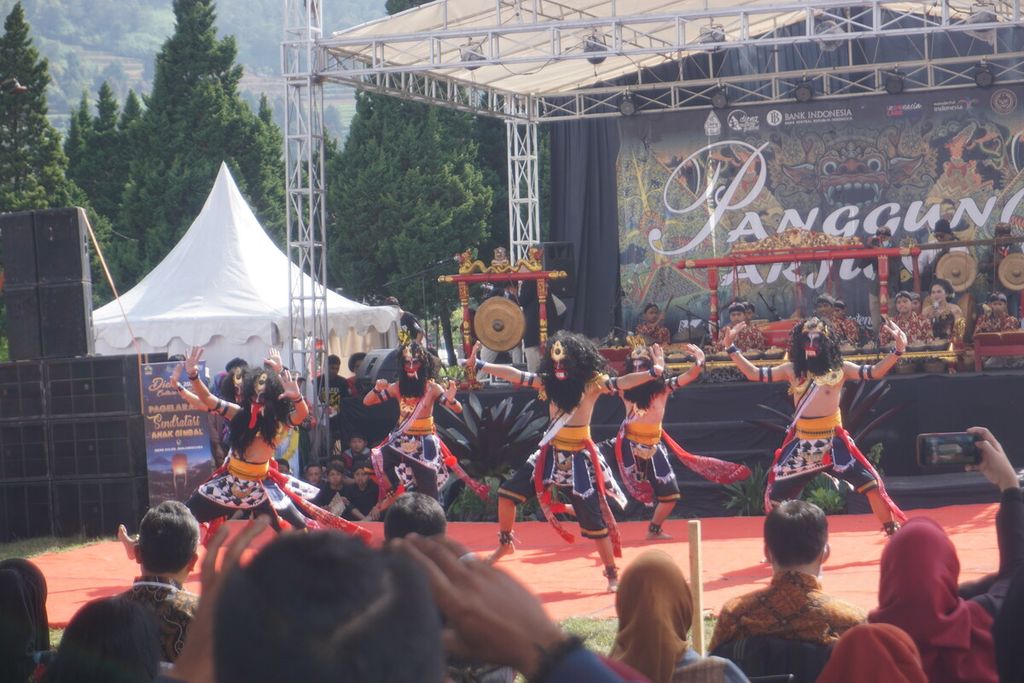 Pergelaran tari membuka acara Dieng Culture Festival 2022 di Dataran Tinggi Dieng, Kabupaten Banjarnegara, Jawa Tengah, Jumat (2/9/2022).