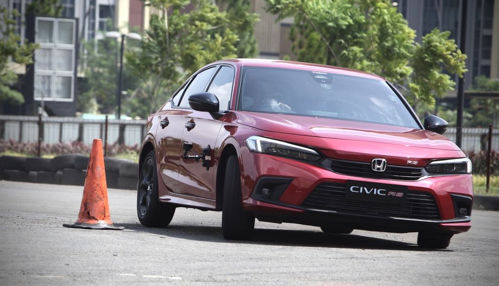 Sedan All New Honda Civic RS sangat enak diajak bermanuver, seperti pada demonstrasi di Edupark, BSD City, Tangerang Selatan, Banten, pada awal Desember 2021 lalu. Putaran setirnya terasa ringan dan berdampak efektif pada arah roda. 