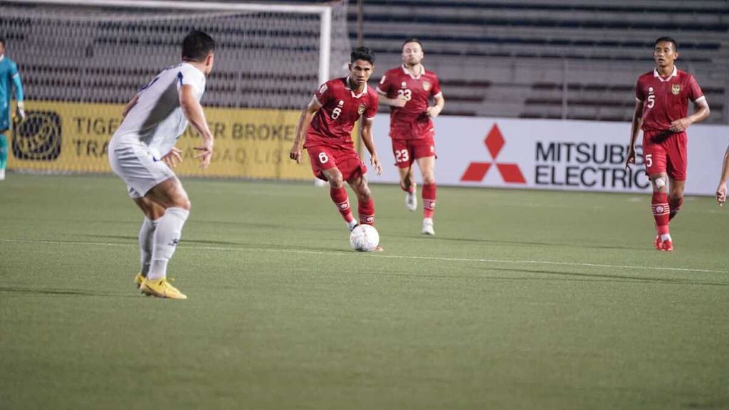Gelandang muda Indonesia, Marselino Ferdinan, mengontrol bola saat memperkuat Indonesia melawan Filipina pada laga Piala AFF di Stadio Jose Rizal, Manila, 2 Januari 2023.