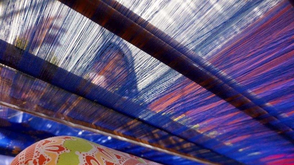 Sri Nurnaningsih (39) menyelesaikan pengerjaan kain tenun dengan alat tenun tradisional di rumahnya di Dusun Samri, Desa Poto, Kecamatan Moyo Utara, Sumbawa Besar, Nusa Tenggara Barat, Senin (29/4/2019). Dusun Samri menjadi sentra tenun di di Sumbawa Besar. 