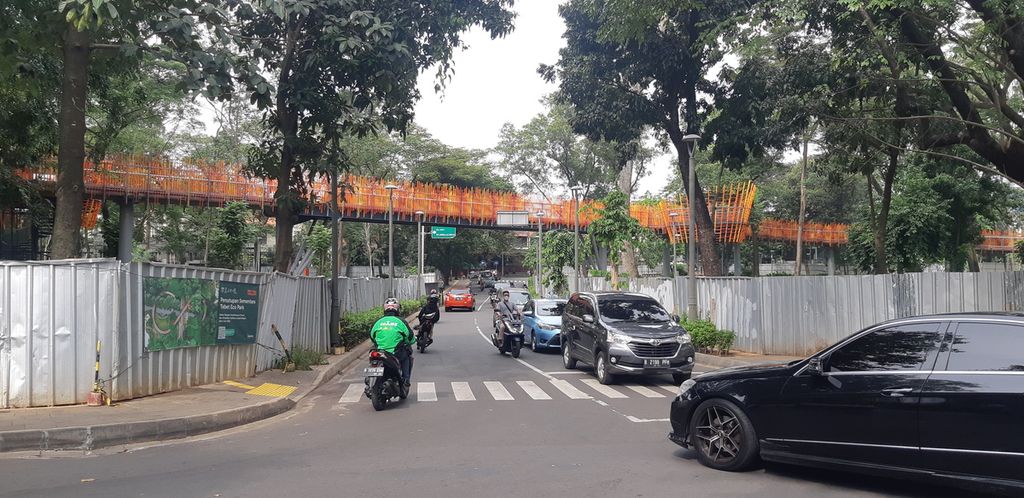 Suasana Jalan Tebet Barat IX yang dihubungkan dengan Jembatan Infinity Tebet Eco Park, Jakarta Selatan, Rabu (15/6/2022). Hari ini Tebet Eco Park ditutup sementara untuk pemeliharaan taman dan perbaikan fasilitas.
