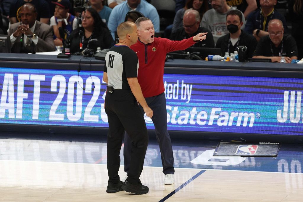 Pelatih Denver Nuggets Michael Malone berdebat dengan wasit John Goble dalam pertandingan kedua Final NBA antara Miami Heat dan Denver Nuggets di Ball Arena, Denver, Senin (4/6/2023) WIB.