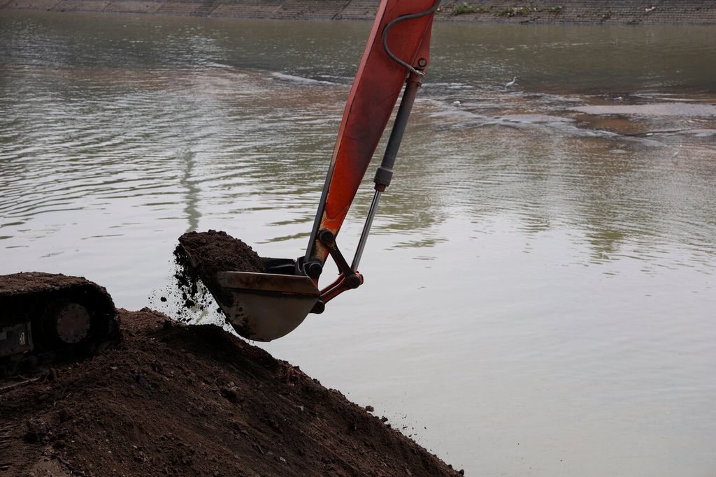 Heavy equipment was deployed to dredge sedimentation in the West Flood Canal River in Semarang City, Central Java, Wednesday (12/10/2022). Entering the rainy season for some time, floods and landslides are still the biggest potential disasters in the city of Semarang. 