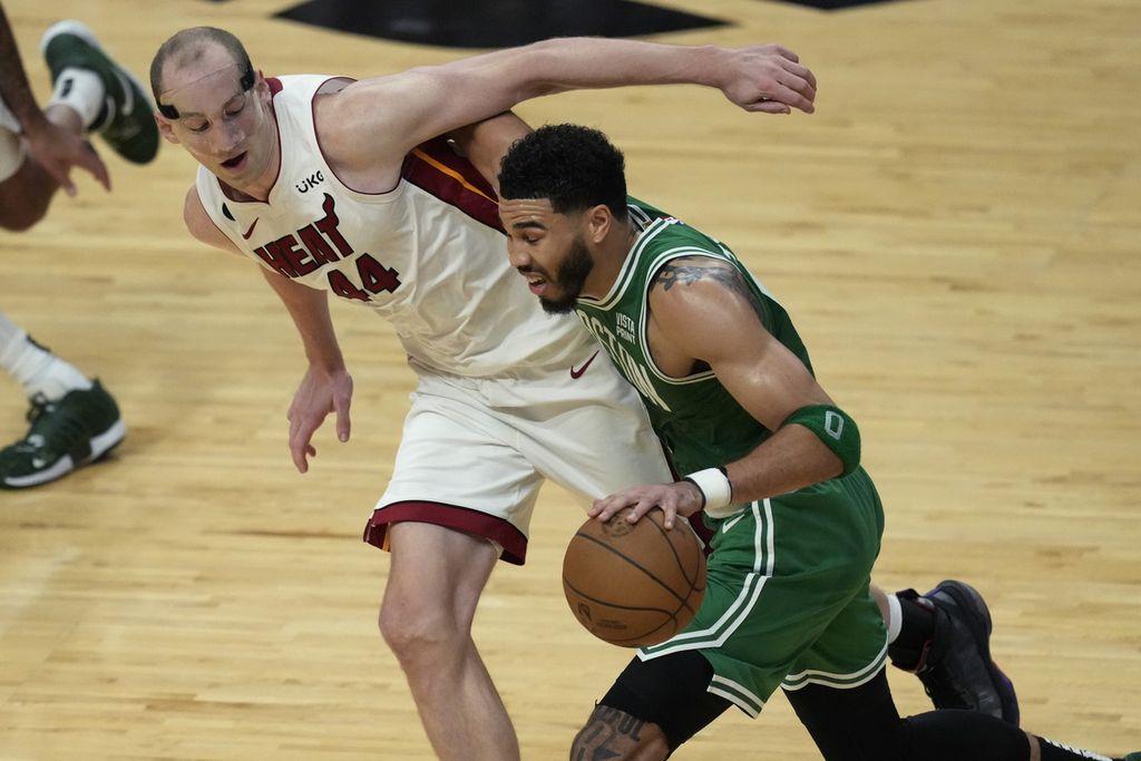 <i>Center </i>Miami Heat, Cody Zeller (kiri), menjaga <i>forward </i>Boston Celtics, Jayson Tatum, dalam pertandingan keempat final Wilayah Timur <i>playoff</i> NBA antara Miami Heat dan Boston Celtics di Kaseya Center, Miami, Rabu (24/5/2023) WIB. Celtics mengalahkan Heat, 116-99.