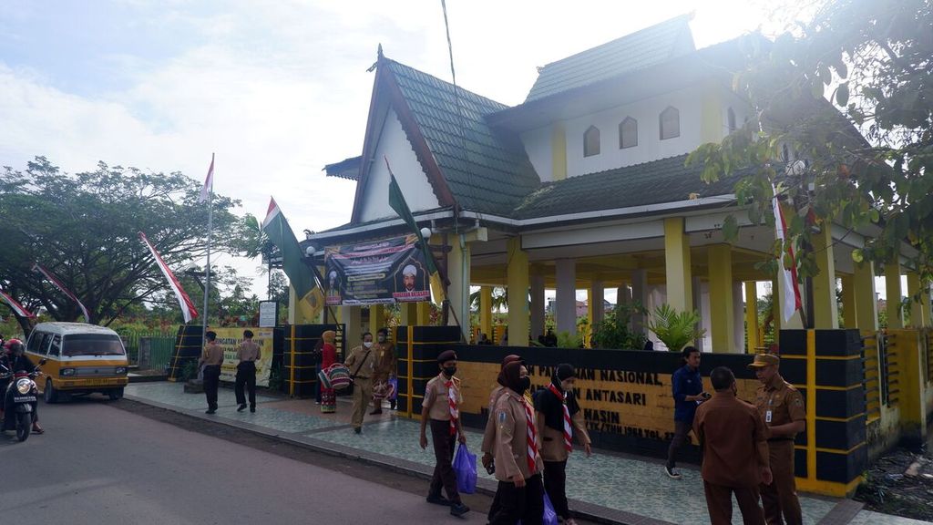 Para peziarah meninggalkan kompleks makam pahlawan nasional Pangeran Antasari seusai peringatan 160 tahun wafat Pangeran Antasari di Banjarmasin, Kalimantan Selatan, Selasa (11/10/2022). 