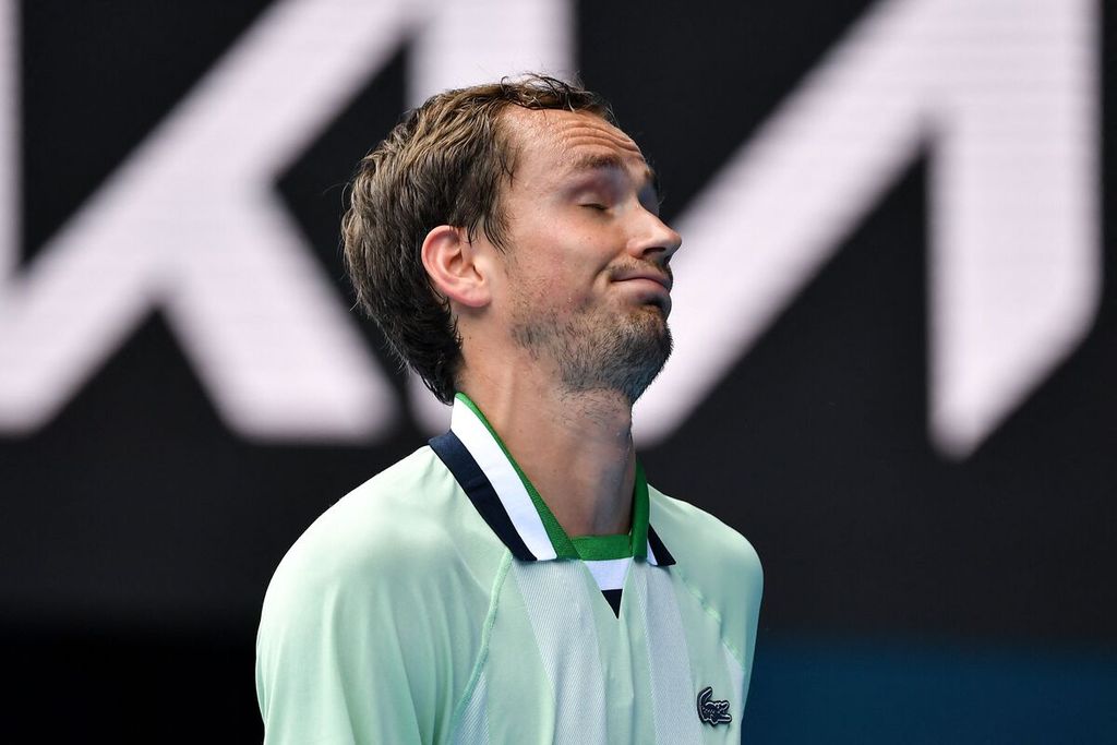 Reaksi petenis Rusia, Daniil Medvedev, setelah mengalahkan petenis Swiss, Henri Laksonen, dalam pertandingan babak pertama Australia Terbuka di Melbourne, Australia, Selasa (18/1/2022).