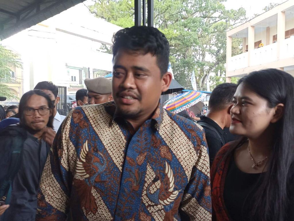 Wali Kota Medan Bobby Afif Nasution memberikan keterangan tentang pencegahan korupsi di Medan, Sumatera Utara, Jumat (3/3/2023). 