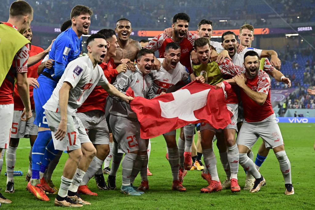 Pemain Swiss merayakan kemenangan atas Serbia 3-2 dan lolos ke babak 16 besar pada laga akhir pertandingan Grup G Piala Dunia Qatar 2022 di Stadion 974, Doha, Sabtu (3/12/2022).