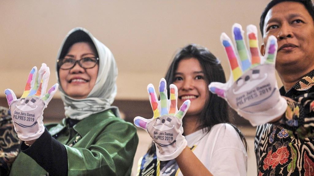 Peneliti senior LIPI Siti Zuhro (kiri), Duta Perdamaian Pilpres 2019 Sheila Widyas Marini (tengah) and Direktur Pemilihan Umum Bebas Konflik (Rubik) Abdul Ghofur, menghadiri deklarasi gerakan #sayajurudamaipilpres2019 di media center KPU, Senin (17/9/2019).