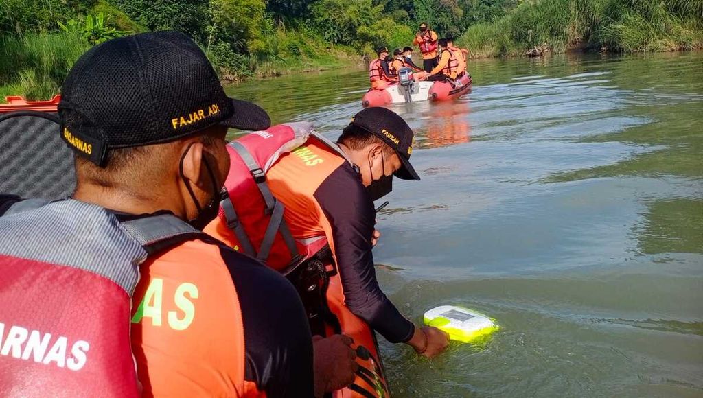 Tim SAR gabungan mencari korban tenggelam di Sungai Lukulo, Kebumen, Jawa Tengah, Kamis (24/2/2022).