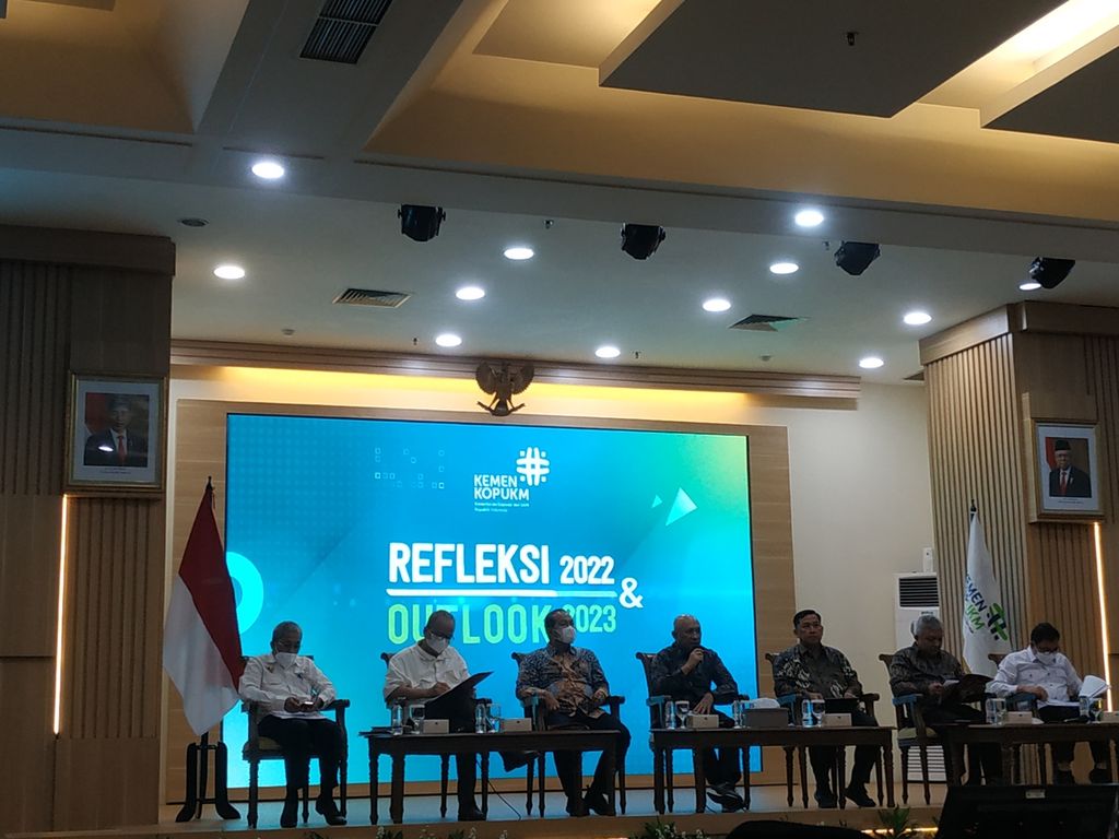 Menteri Koperasi dan UKM Teten Masduki (keempat dari kiri) bersama sejumlah deputi kementerian terkait dalam acara Refleksi 2022 dan Outlook 2023 di Kantor Kemenkop dan UKM, Jakarta, Senin (26/12/2022),