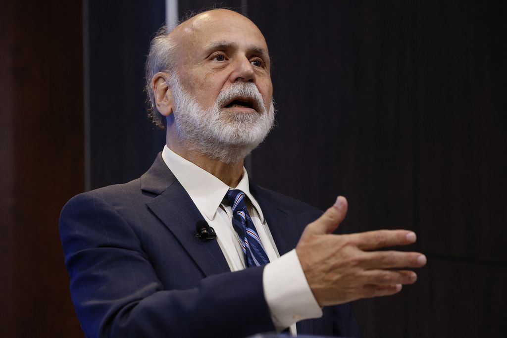 Ben Bernanke berbicara di konferensi pers di Brookings Institution, Washington DC, AS, seusai diumumkan sebagai salah satu peraih Hadiah Nobel Ekonomi 2022, Senin (10/10/2022). 