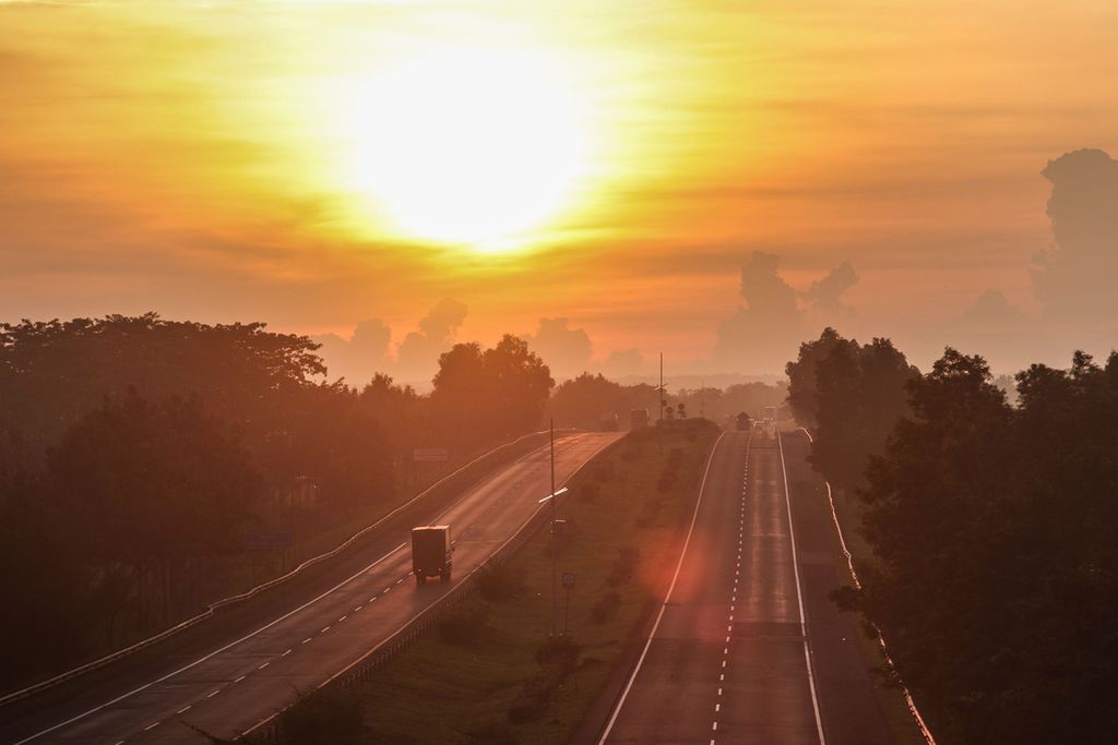 Suasana lalu lintas di ruas Jalan Tol Cikampek-Palimanan (Cipali) Kilometer 117 saat pagi hari di kawasan Cibogo, Subang, Jawa Barat, Jumat (24/3/2023). 