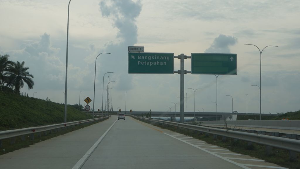 Sebuah kendaraan melewati jalur keluar Tol Pekanbaru-Bangkinang, Provinsi Riau, sepanjang 31 kilometer, Senin (2/1/2022). Tol yang baru dioperasikan pada Oktober 2022 dan mulai memberlakukan tarif pada 25 Desember 2022 itu memangkas waktu tempuh perjalanan dari Pekanbaru ke Bangkinang, Kabupaten Kampar, hingga 45 menit.