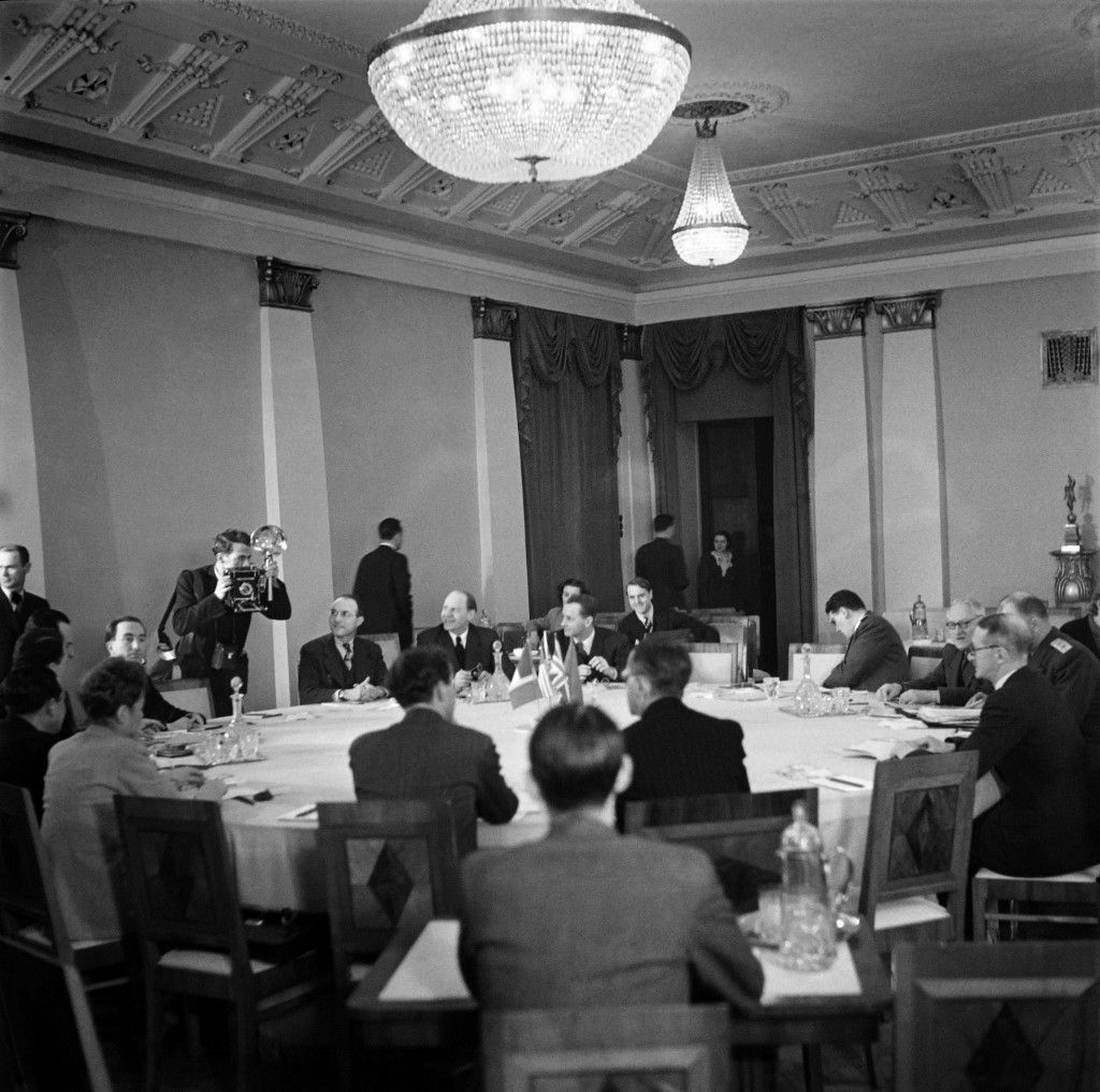 Anggota delegasi bersiap mengikuti pertemuan di Moskwa, Maret 1947, dalam rangkaian Konferensi Empat Besar (Big Four) yang berlangsung 10 Maret-24 April 1947 di kota itu. Konferensi Empat Besar mempertemukan menteri luar negeri dari negara-negara pemenang Perang Dunia II. Mereka ialah Menlu Inggris Ernest Bevin, Menlu Amerika Serikat George Marshall, Menlu Uni Soviet Vyacheslav Molotov, dan Menlu Perancis Georges Bidault. 