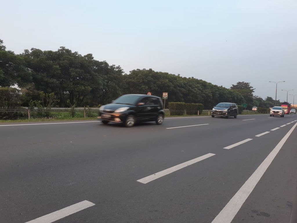 Beberapa mobil melewati Jalan Tol Tangerang-Merak di Kabupaten Serang, Banten, Senin (27/5/2019).