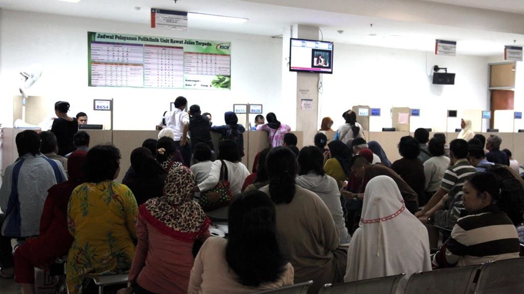 Pasien antre mendaftar di Rumah Sakit Cipto Mangunkusumo, Jakarta, Selasa (20/1/2015). Lonjakan pasien di sejumlah rumah sakit seiring hadirnya berbagai fasilitas jaminan kesehatan, seperti Kartu Jakarta Sehat, Kartu Indonesia Sehat, dan Badan Penyelenggara Jaminan Sosial (BPJS) Kesehatan.