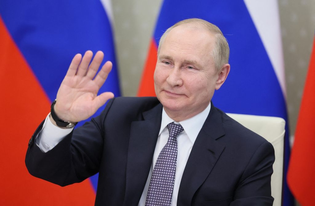 Presiden Rusia Vladimir Putin melambaikan tangan saat mengikuti pertemuan puncak BRICS secara virtual di Moskwa, 24 Juni 2022. 