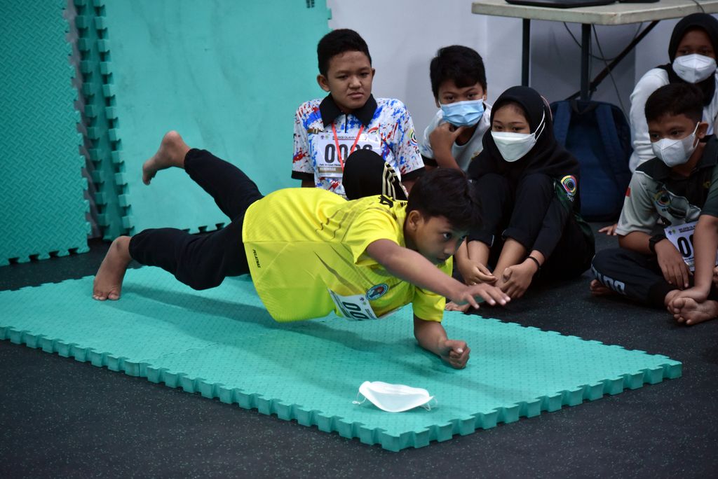 Anak-anak mengikuti seleksi hari pertama sentra pembinaan Desain Besar Olahraga Nasional di Universitas Negeri Jakarta, Rabu (13/7/2022). Hari pertama seleksi terdiri dari tes antropometri, kesehatan umum, serta biomotorik umum dan spesifik.