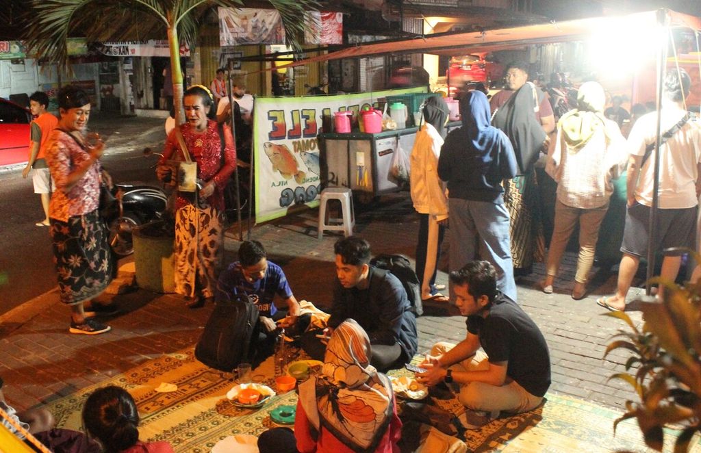 Transpuan mengamen di warung-warung lesehan di bawah di bawah Jembatan Layang Janti, DI Yogyakarta, Rabu (20/7/2022) malam. Sebagian transpuan pengamen di Yogyakarta sudah berusia di atas 60 tahun.