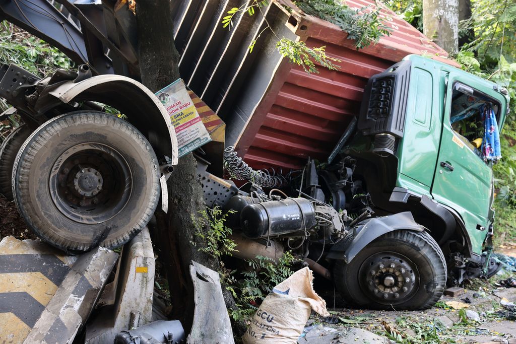 Kondisi sebagiam truk kontainer yang mengalami kecelakaan dan keluar dari Jalan Tol Jakarta-BSD, Serpong, Tangerang Selatan, Senin (27/4/2021). Truk terperosok dan tertahan pohon di pinggir Jalan Batam. 