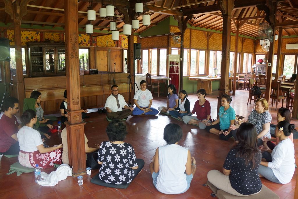 Komunitas Meditasi untuk Indonesia Damai sedang berlatih meditasi bersama di kawasan Kemang, Jakarta Selatan, Minggu (29/9/2014).