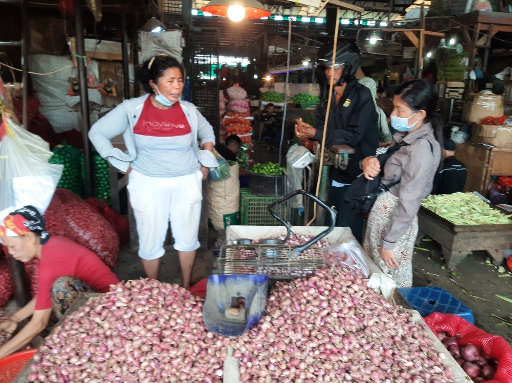 Penjual dan pedagang berinteraksi di Pasar Induk Kramat Jati, Jakarta Timur, Senin (13/3/2023).