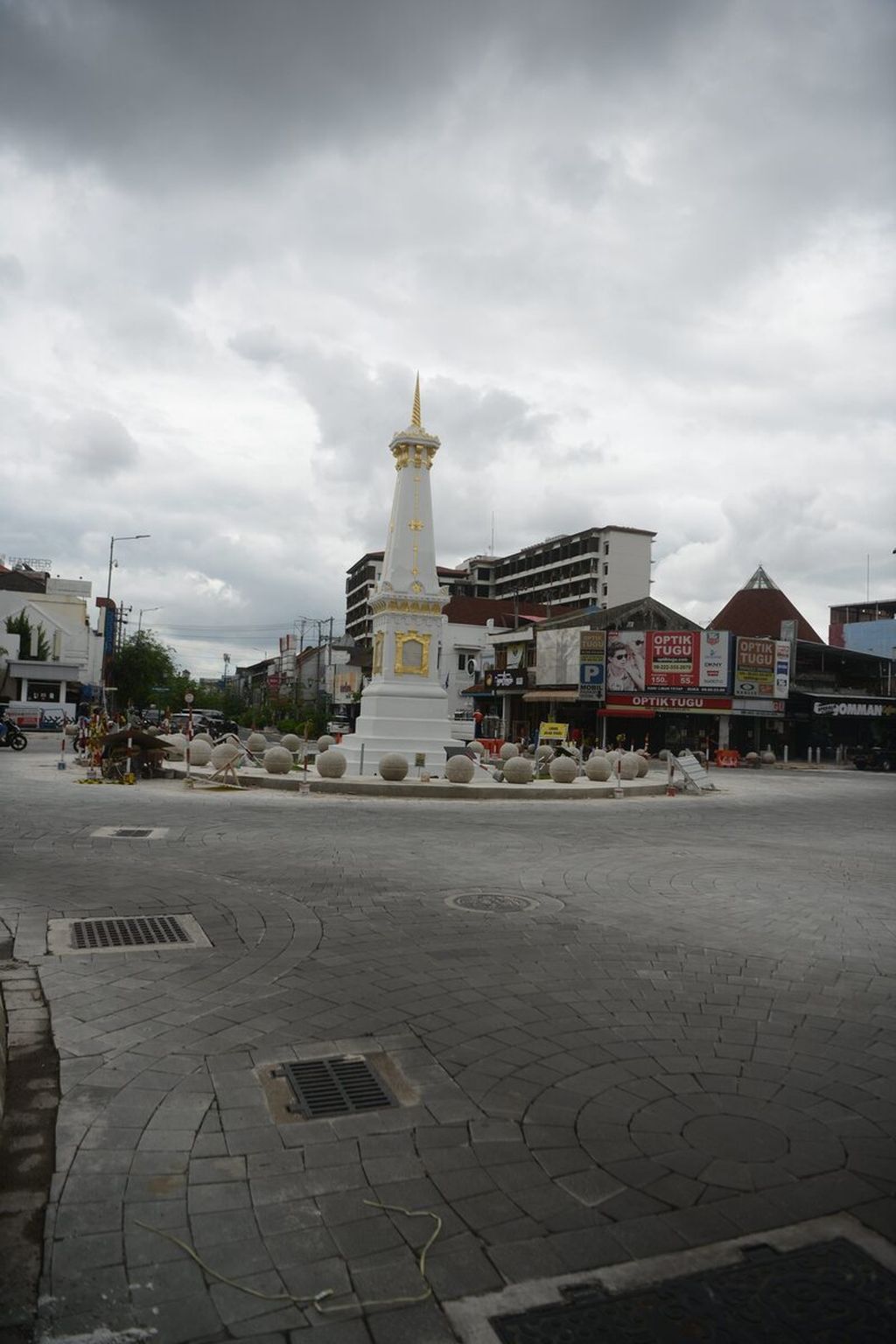 Kendaraan melewati Perempatan Tugu, Yogyakarta, Daerah Istimewa Yogyakarta, Selasa (15/12/2020). Yogyakarta adalah salah satu kota tua dengan jejak Kerajaan Mataram Islam yang kental.