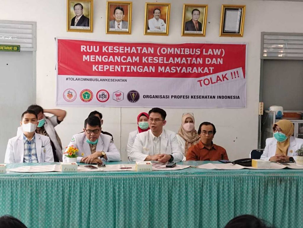 IDI West Sumatra and a number of IDI branches issued a statement rejecting the Omnibus Health Bill in the city of Padang, W Sumatra on Monday (28/11/2022).