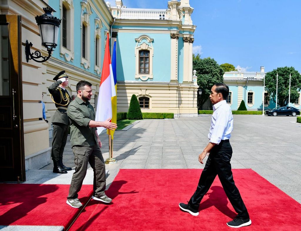 Presiden RI Joko Widodo disambut Presiden Ukraina Volodymyr Zelenskyy di Istana Maryinsky, Ukraina, Rabu (29/6/2022).