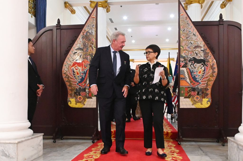 Menteri Luar Negeri RI Retno Marsudi (kanan) menyambut Menlu Luksemburg Jean Asselborn yang berkunjung ke Jakarta, Kamis (25/5/2023). 