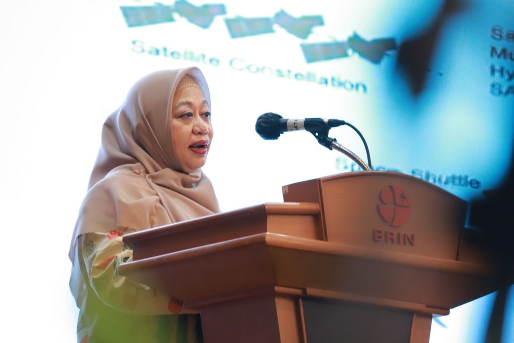 Peneliti Pusat Pemanfaatan Penginderaan Jauh BRIN, Orbita Roswintiarti, saat memberikan kuliah umum seusai menerima penghargaan Nurtanio Pringgoadisuryo Memorial Lecture 2022, di Jakarta, Rabu (30/11/2022).