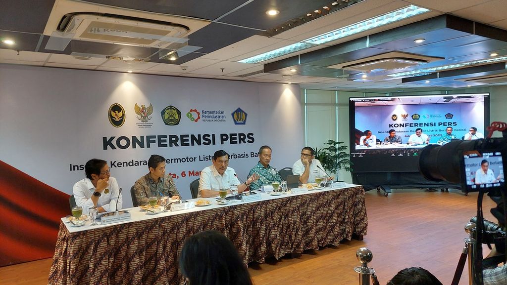 Menteri Koordinator Bidang Kemaritiman dan Investasi Luhut Binsar Pandjaitan (tengah) menyampaikan program bantuan pemerintah atau insentif untuk kendaraan bermotor listrik berbasis baterai di Jakarta, Senin (6/3/2023).