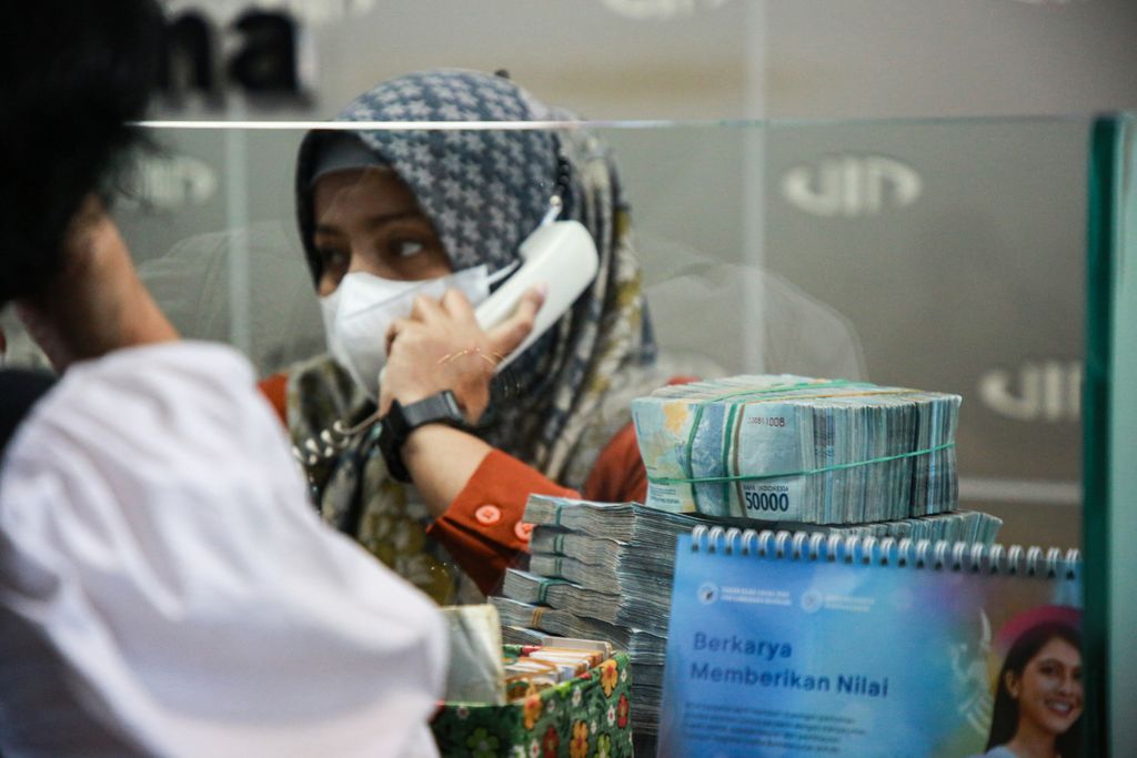 Uang rupiah terlihat di meja kasir di tempat penukaran valuta asing di Valuta Inti Prima di Cikini, Jakarta Pusat, Selasa (3/1/2023). Sepanjang 2022, nilai tukar rupiah terhadap dollar AS melemah 9,31 persen.