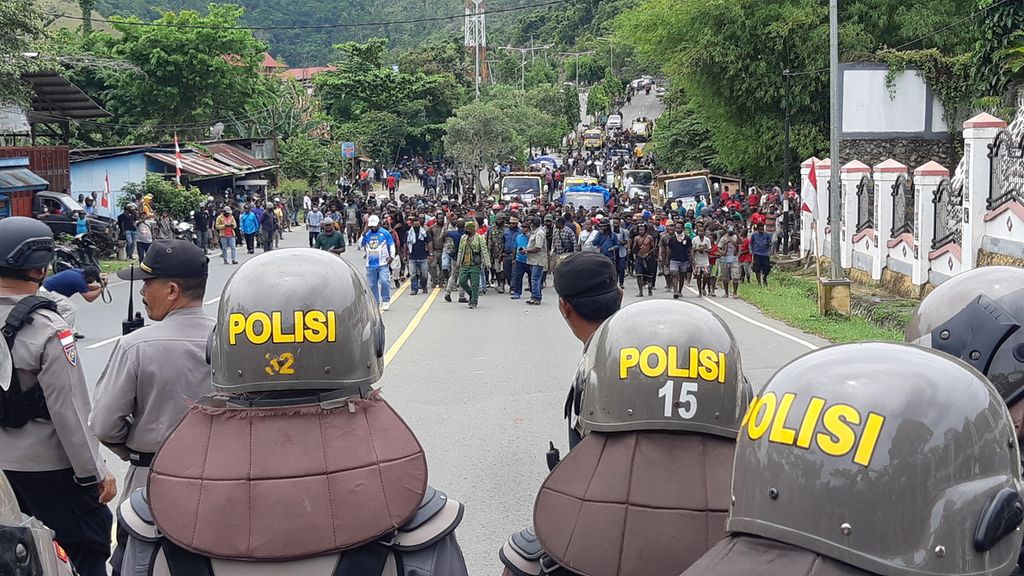 Massa pendukung Gubernur Papua Lukas Enembe menggelar aksi unjuk rasa di ruas jalan perbatasan Kota Jayapura dan Sentani pada Selasa (20/9/2022).