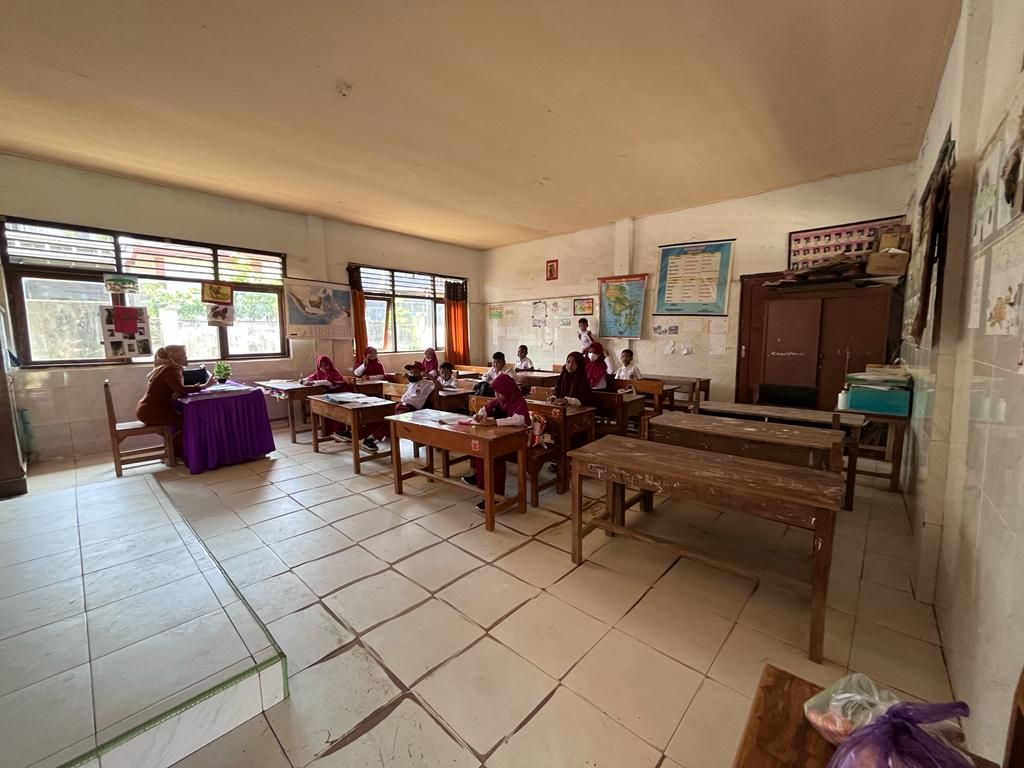 Siswa-siswi SD di Kendari, Sulawesi Tenggara, belajar secara penuh tanpa protokol kesehatan ketat, Selasa (10/5/2022). Kasus hepatitis akut yang menyerang anak-anak bermunculan di banyak tempat di Jawa. Meski begitu, pihak sekolah di Kendari belum mendapatkan pemahaman menyeluruh terkait kasus ini dan melaksanakan pembelajaran normal.