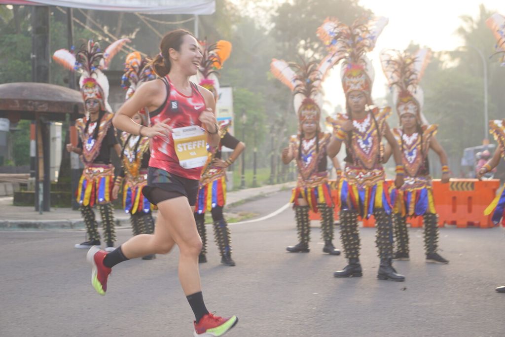 Steffi Audynia pelari putri Elite Race dihibur oleh Kelompok Cahyo Mudho Brayat Simbah Jogo saat ajang Borobudur Marathon 2022 Powered by Bank Jateng di Kawasan Candi Borobudur, Magelang, Jawa Tengah, Sabtu (12/11/2022).
