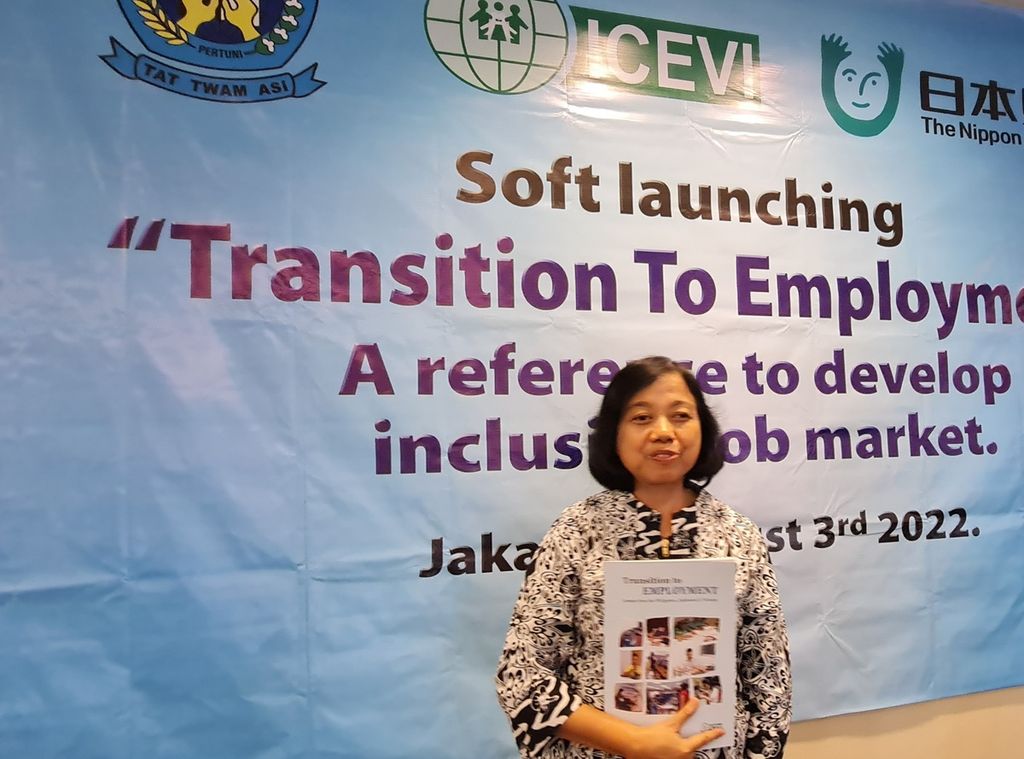 Aria Indrawati, Ketua Umum Pertuni, Rabu (3/8/2022), saat <i>soft launching </i>buku <i>Transition to Employment</i>.