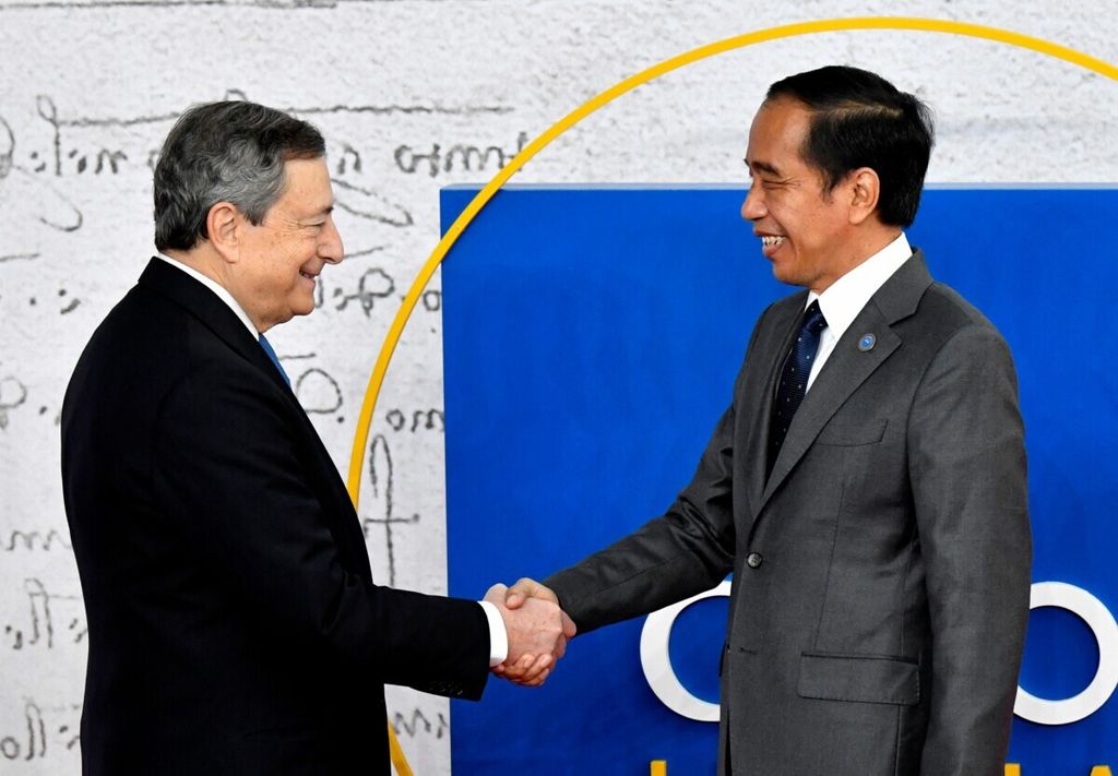 Perdana Menteri Italia Mario Draghi menyambut Presiden Joko Widodo saat tiba di ajang Pertemuan Puncak G20 pada 30 Oktober 2021 di Roma. 