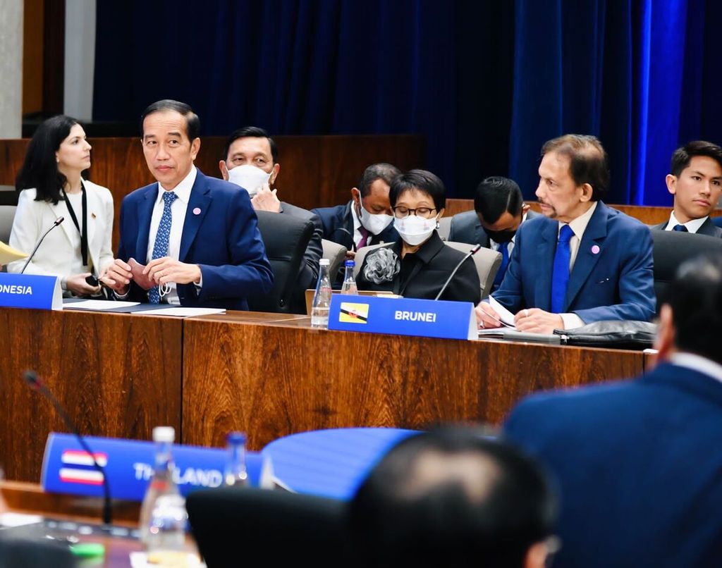 Presiden Joko Widodo mendorong penguatan kerja sama pada pembiayaan iklim, transisi energi, maupun investasi ekonomi hijau antara ASEAN dan Amerika Serikat. Hal ini disampaikan dalam pertemuan para pemimpin negara-negara ASEAN dengan Wakil Presiden AS Kamala Harris di Departemen Luar Negeri AS, Washington DC, Jumat (13/5/2022). 