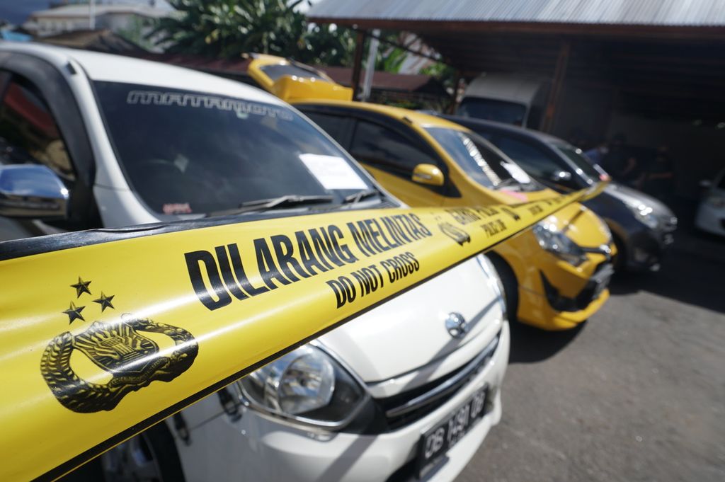 Garis polisi dipasang di depan tujuh mobil curian yang telah diamankan di Polda Sulut, Manado, Sulawesi Utara, Kamis (9/7/2020). Tim Khusus Maleo Polda Sulut di Manado, Tomohon, Bitung, dan Kotamobagu menangkap tiga pelaku pencurian kendaraan bermotor (curanmor) bermotif penggelapan dan pengambilan paksa.