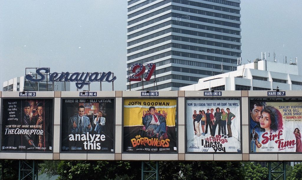 Iklan film di beberapa gedung bioskop di Jakarta (26/6/1999).