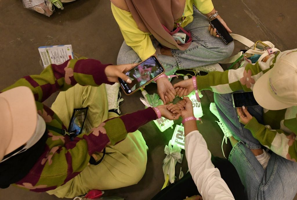 Para penggemar NCT Dream berada di area konser NCT Dream Tour The Dream Show 2: In A Dream di Indonesia Convention Exhibition (ICE) di BSD City, Tangerang, Banten, Sabtu (4/2/2023) malam. Konser NCT Dream disambut antusias para penggemarnya di Indonesia. Lebih dari 10.000 penonton menyaksikan konser hari pertama NCT Dream dari jadwal tiga hari pertunjukan. Total 37.000 tiket terjual untuk pertunjukan pada 4-6 Maret 2023 tersebut. NCT atau Neo Culture Technology terdiri dari 23 anggota. 