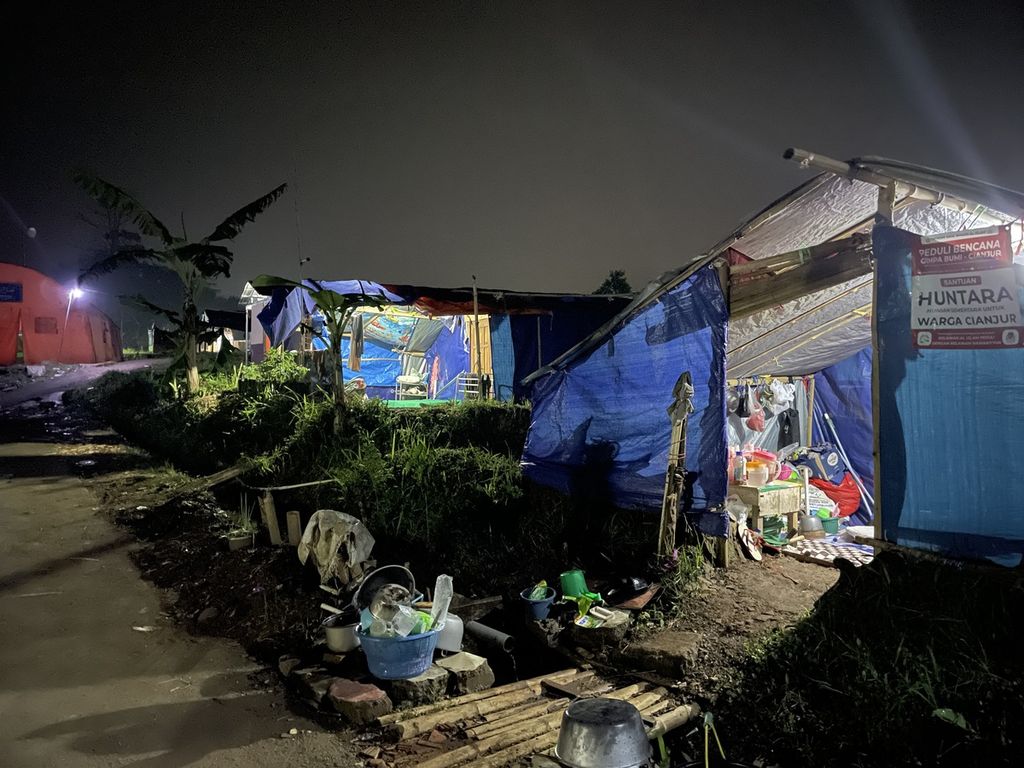 Tenda pengungsian di Kampung Kawunggading, Desa Cibulakan, Kecamatan Cugenang, Kabupaten Cianjur, selepas sahur, Kamis (23/3/2023).
