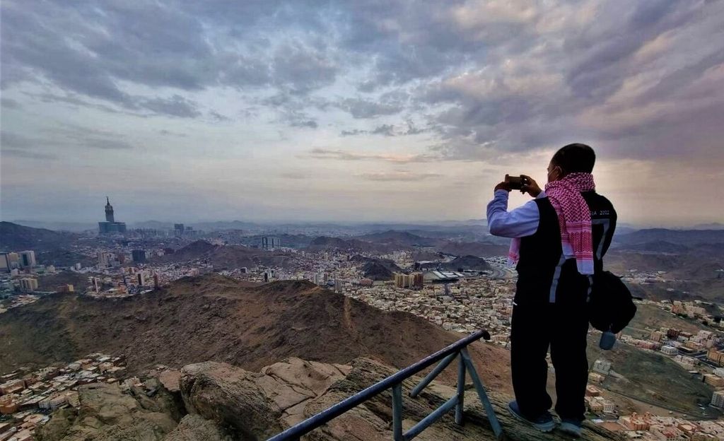 Wartawan <i>Kompas</i>, Ilham Khoiri, mengabadikan pemandangan dari dekat Goa Hira di puncak Jabal Nur di Mekkah, Arab Saudi, Senin (1/8/2022) pagi. 