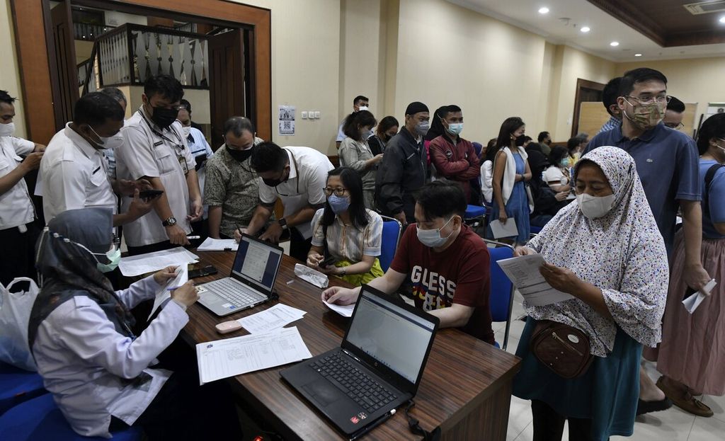 Warga melakukan pendaftaran saat mengikuti vaksinasi Covid-19 dosis penguat kedua di Kantor Wali Kota Jakarta Pusat di Jakarta, Rabu (25/1/2023). 