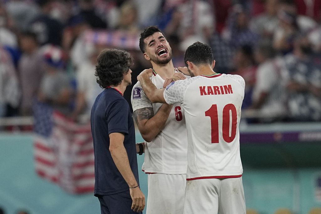 Saeid Ezatolahi dari Iran menangis di akhir pertandingan sepak bola grup B Piala Dunia antara Iran dan Amerika Serikat di Stadion Al Thumama di Doha, Qatar, Rabu (30/11/2022) dini hari WIB. 