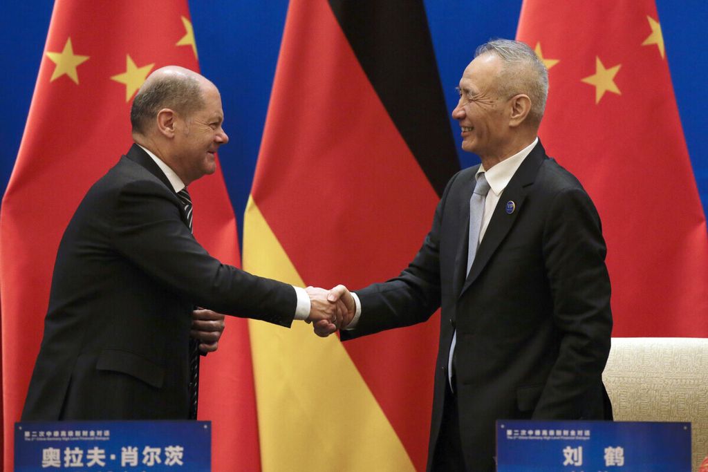 Olaf Scholz saat masih menjabat Menteri Keuangan Jerman (kiri) berjabat tangan dengan Wakil Perdana Menteri China Liu He setelah keduanya menyaksikan penandatanganan Dialog Keuangan Tingkat Tinggi China-Jerman di Wisma Tamu Negara Diaoyutai, Beijing, China, 18 Januari 2019. 