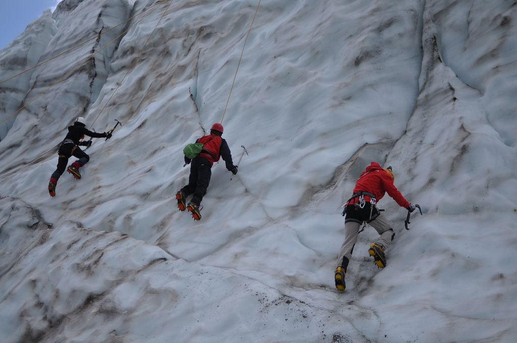 (Foto untuk Di Balik Berita). Pemotretan pada 12 Agustus 2010 ketika mendampingi Tim Ekspedisi Tujuh Puncak Dunia dari Wanadri menguji perlengkapan dan peralatan pemanjatan di tebing es Kashkatash untuk persiapan pendakian Gunung Elbrus, puncak tertinggi Eropa di Rusia.