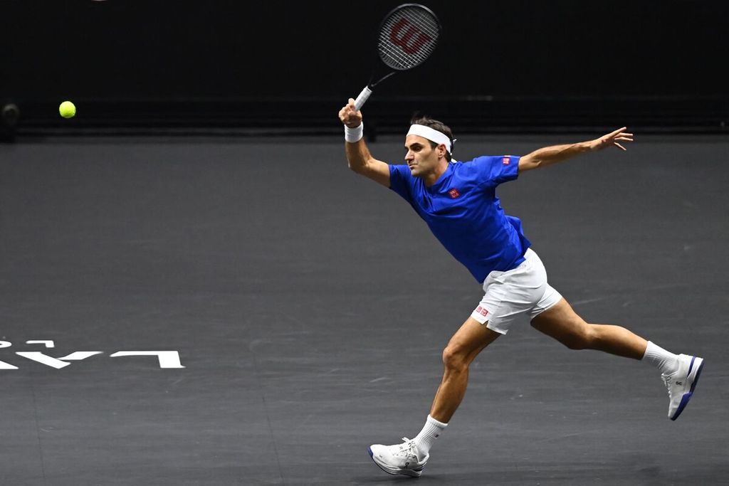 Aksi Roger Federer yang berpasangan dengan Rafael Nadal dari Tim Eropa dalam pertandingan nomor ganda putra kejuaraan beregu Piala Laver melawan pasangan Jack Sock/Frances Tiafoe dari Tim Dunia, di O2 Arena, London, Sabtu (24/9/2022) dini hari WIB. Federer/Nadal kalah, 6-4, 6-7 (2), 9-11. 